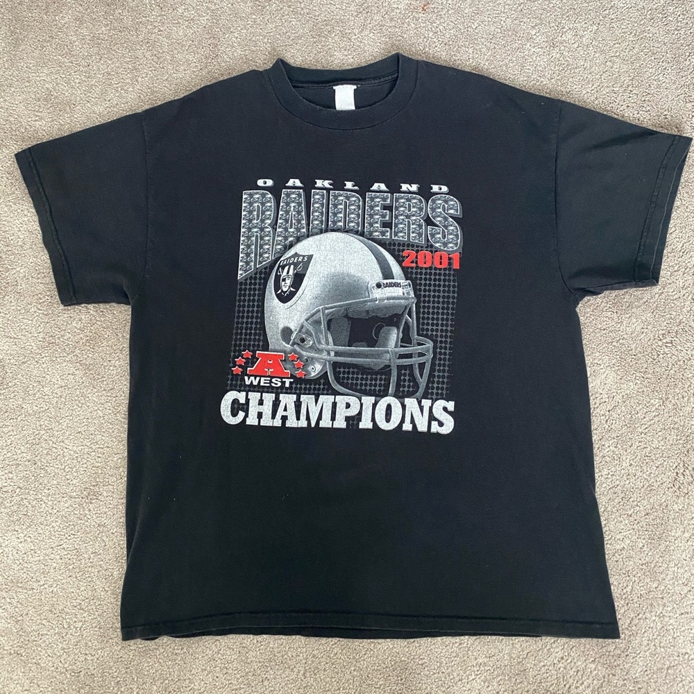 Vintage 2001 Oakland Raiders T-shirt.